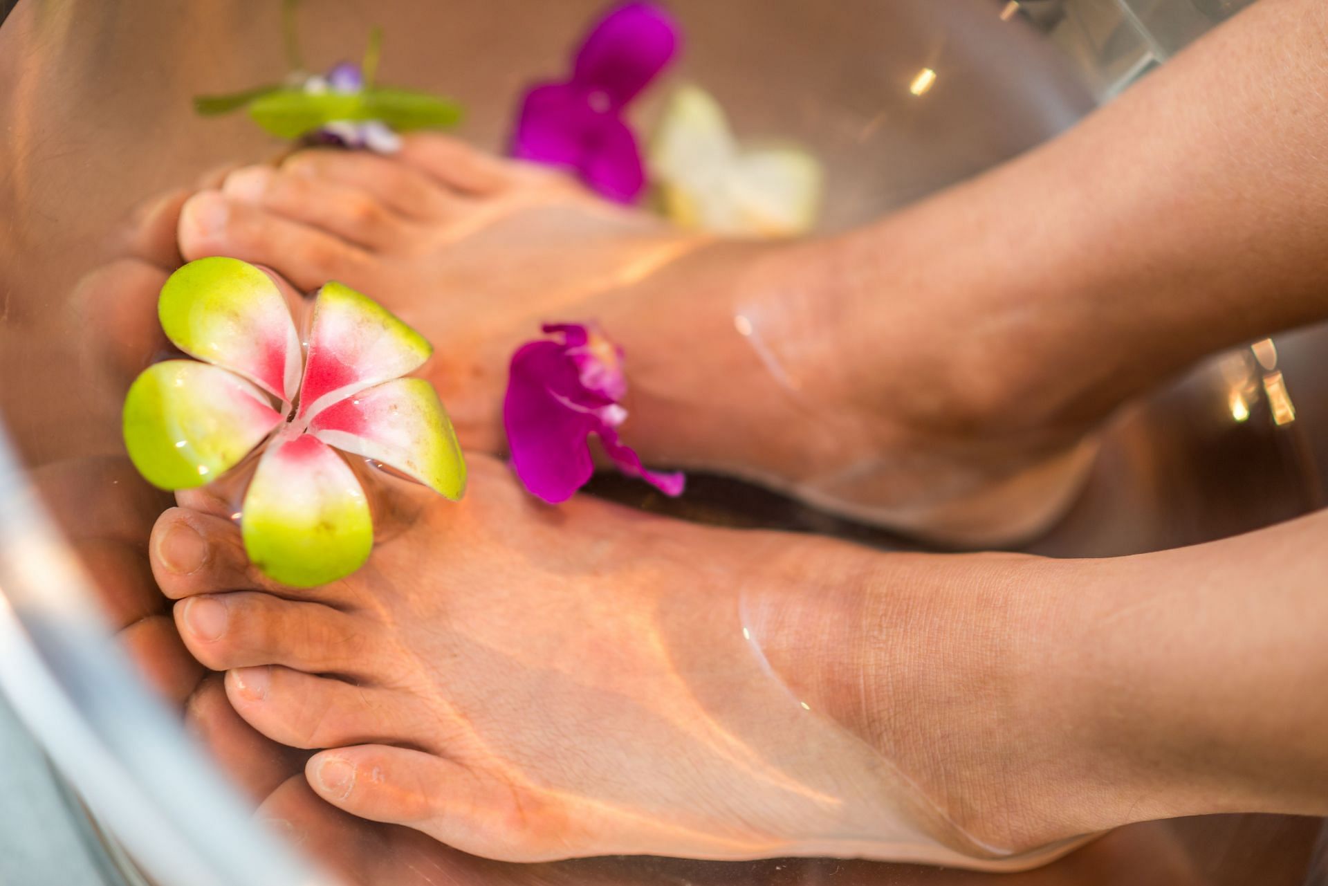 Soaking your feet in hot water helps regulate body temperature (Image via Unsplash/Rune Enstad)